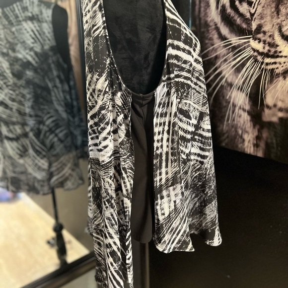🖤🖤 EUC-ROZ & ALI BLACK AND WHITE SLEEVELESS BLOUSE SZ XL🖤🖤 - Picture 7 of 9